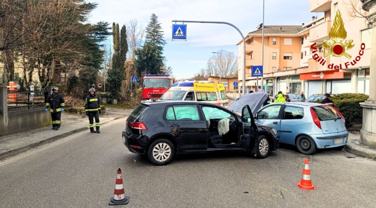 Incidente tra due auto: quattro feriti, coinvolto anche un minore | FOTO - 