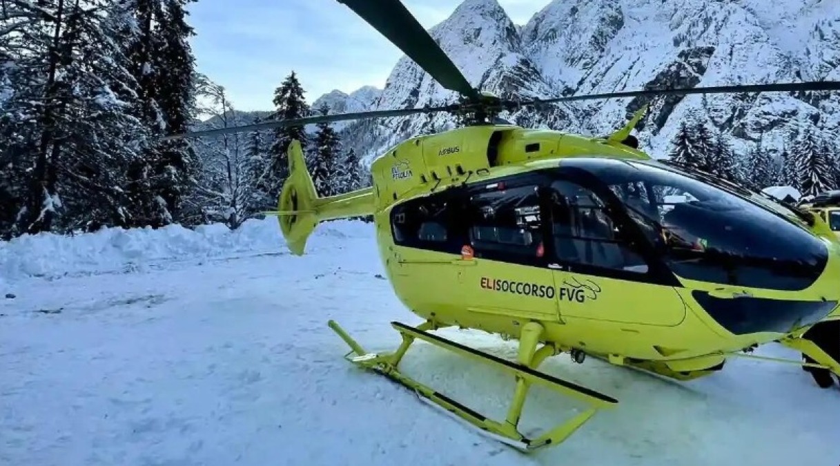 Scivola durante un fuoripista, snowboarder soccorso sul bordo di una buca profonda 5 metri - 