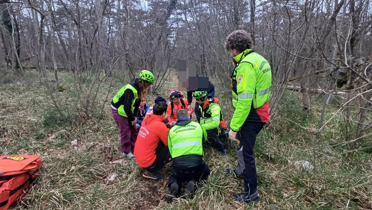 Paura nei boschi a Sgonico: donna cade e si rompe il femore, salvata dal Soccorso Alpino - 