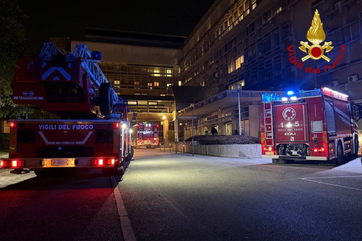 Allarme incendio all’ospedale di Pordenone: evacuato il quarto piano | FOTO
