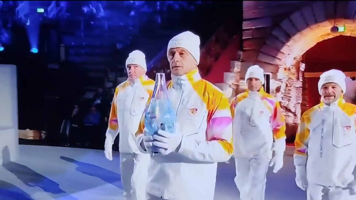 Fauner porta la fiamma a Verona: 32 anni dopo Lillehammer lo sci nordico torna protagonista | VIDEO