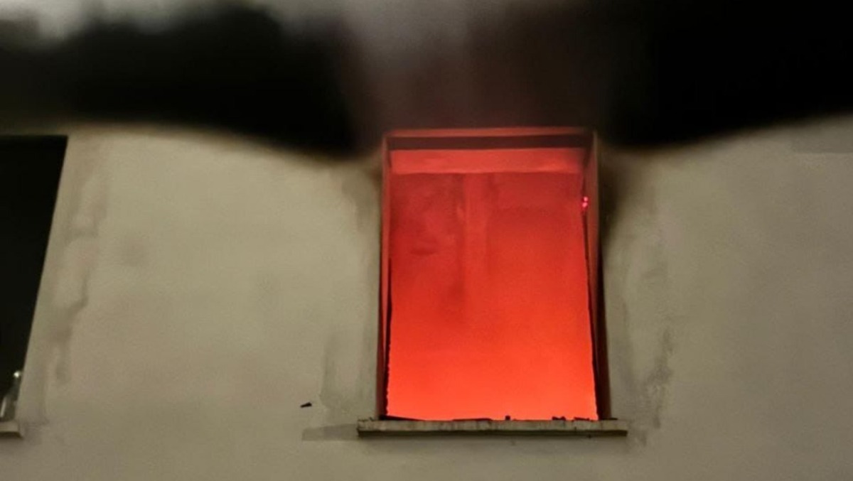 Incendio a San Giorgio di Nogaro: casa a due piani in fiamme, un gatto ancora all'interno