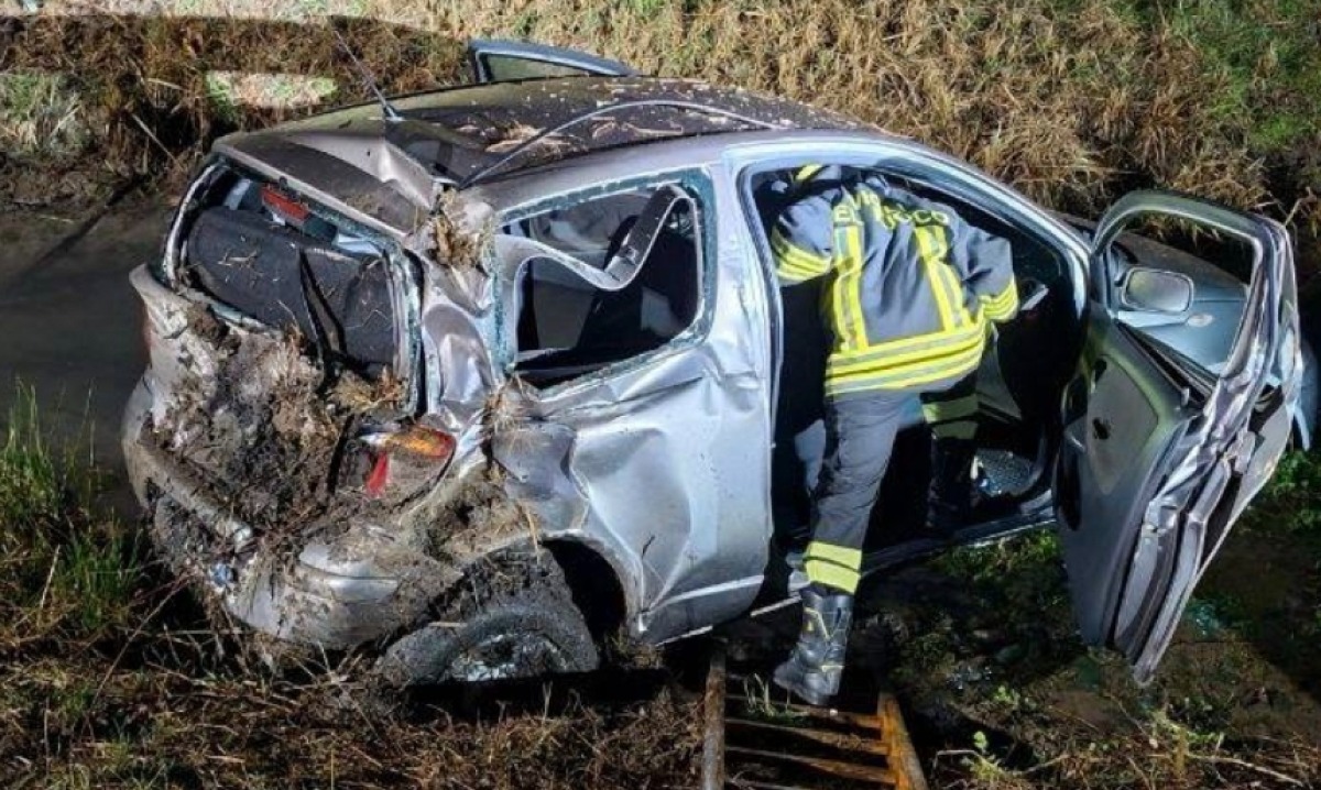 Auto finisce nel fossato a Carbonera: un ferito estratto dai Vigili del Fuoco - 