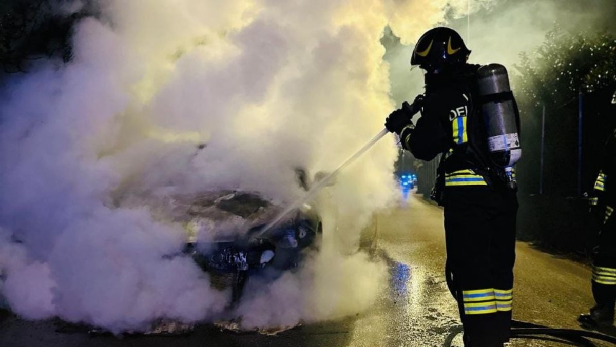 Auto prende fuoco nella notte: divorata dalle fiamme | VIDEO - 