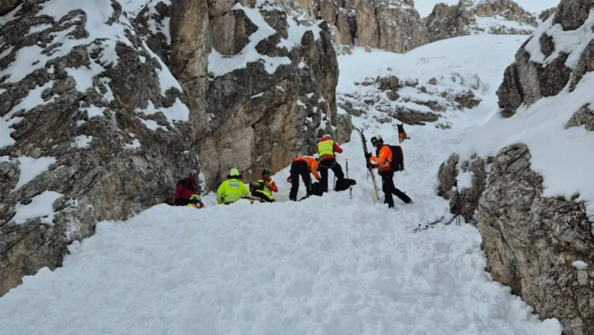Travolto da una valanga, 28enne trovato sepolto nella neve: è grave - 