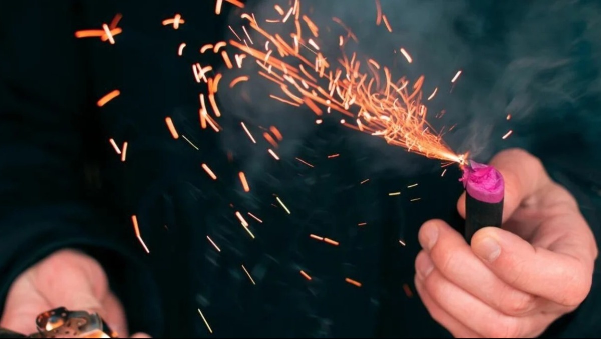 Petardo gli esplode in mano: 29enne perde tre dita - 