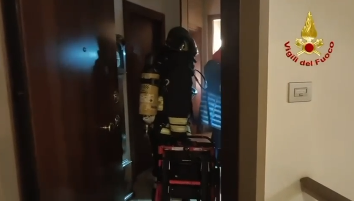 Scoppia l'incendio in appartamento: evacuato un condominio di otto piani | VIDEO