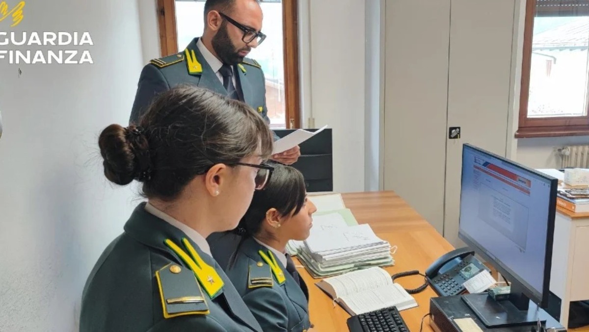 Fatture false nella dichiarazione dei redditi: scoperta evasione per 1,3 milioni - 