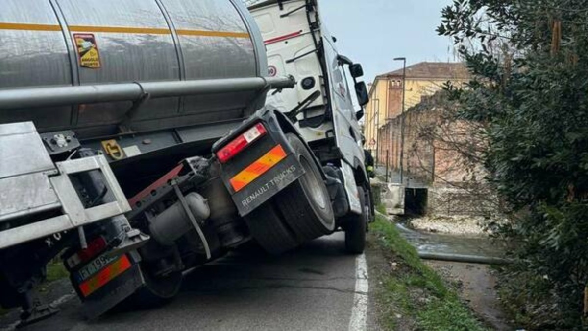 Autocisterna ribaltata a bordo strada: ferito l'autista, strada chiusa da ieri - 