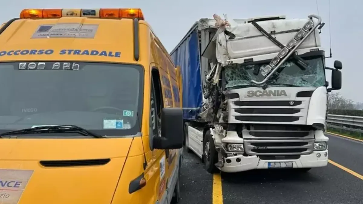 Scontro tra tir sull'A4, uno rimane di traverso: 10 km di coda - 