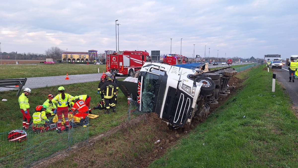 Camion sbanda e si ribalta tra il nodo di Villesse e Palmanova: autista elitrasportato - 