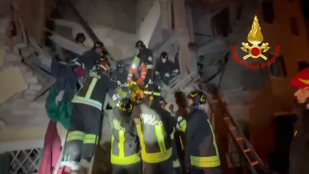 Esplosione, crolla una palazzina: un morto e tre feriti sotto le macerie | VIDEO