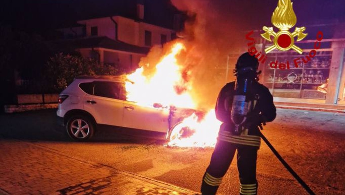 Paura in un parcheggio: auto avvolta dalle fiamme | FOTO - 