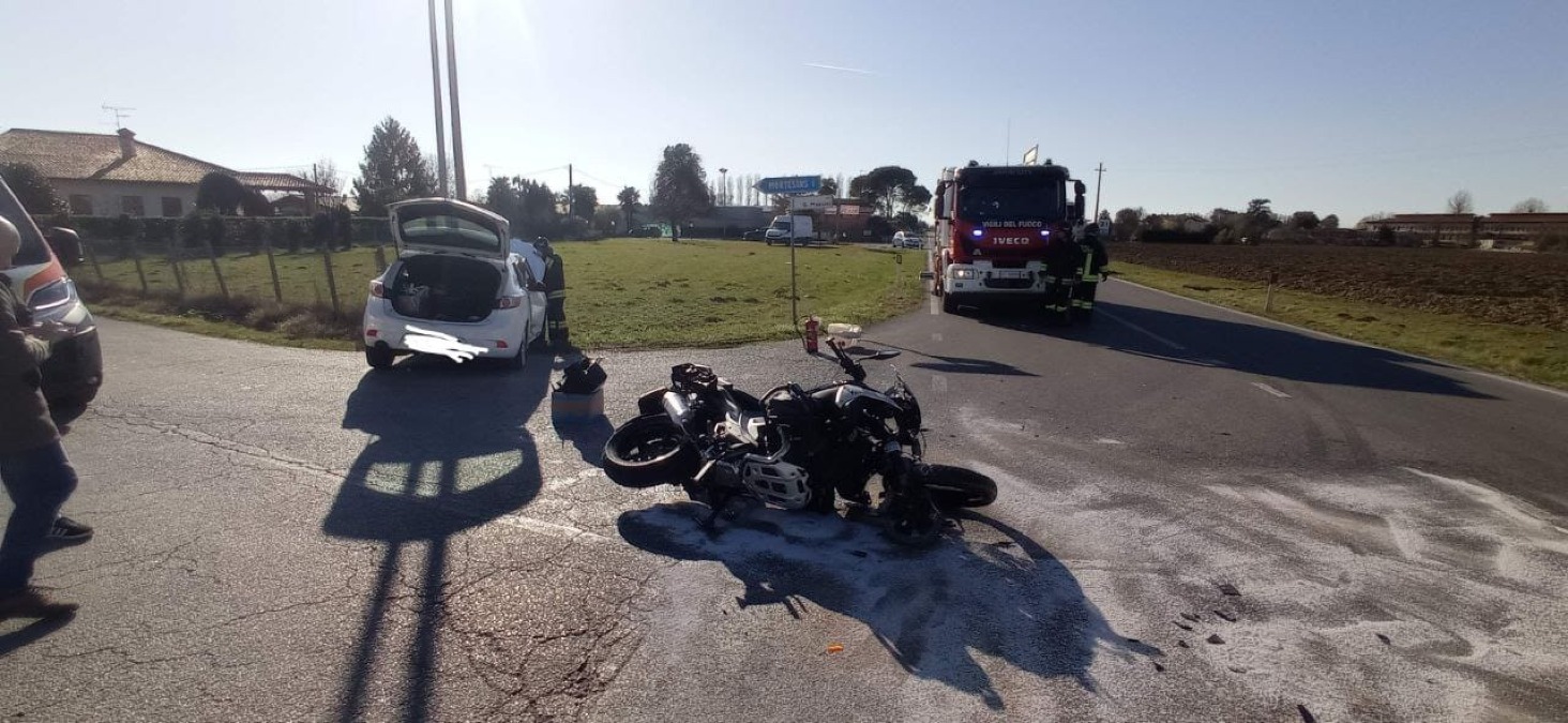 Ancora un incidente in provincia di Udine: motociclista elitrasportato - Le immagini dell'incidente