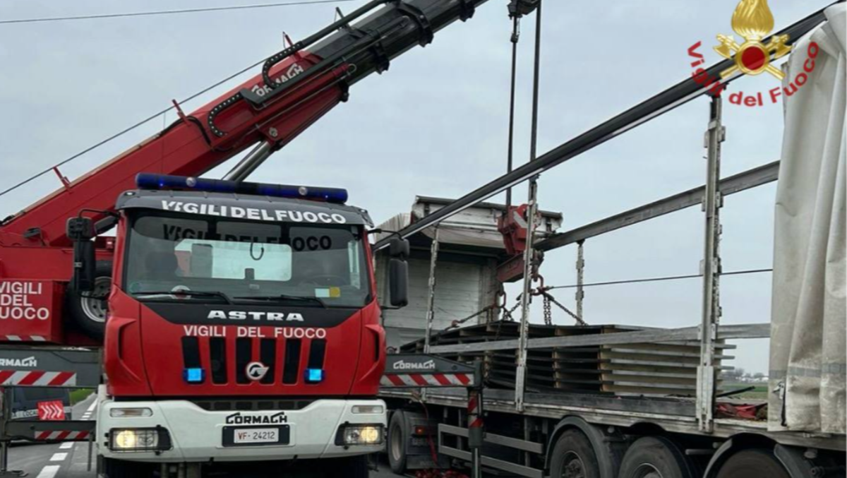 Paura in strada: la frenata improvvisa e il carico di lastre di ferro che si sbilancia - 