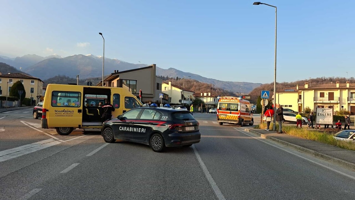 Incidente tra auto e pulmino della scuola materna: a bordo dei bimbi - 