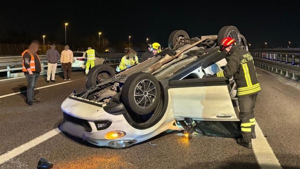 Incidente sull’A4, auto ribaltata: due feriti e tratto chiuso | FOTO