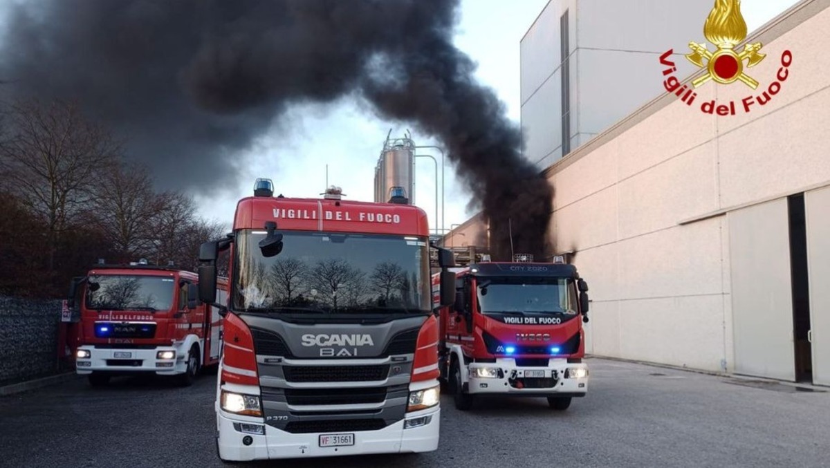 Ancora fiamme in Friuli: a fuoco il vano caldaie di un'azienda - 