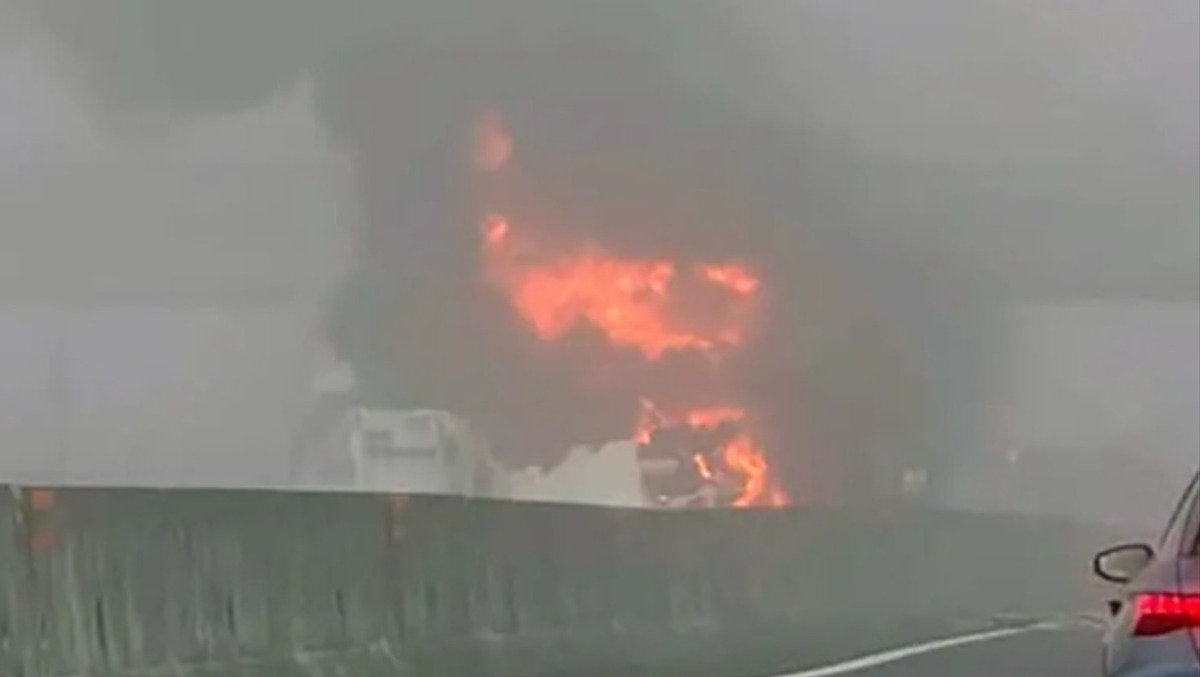 Schianto tra tir sull’A4: uno prende fuoco, traffico in tilt verso Trieste - 