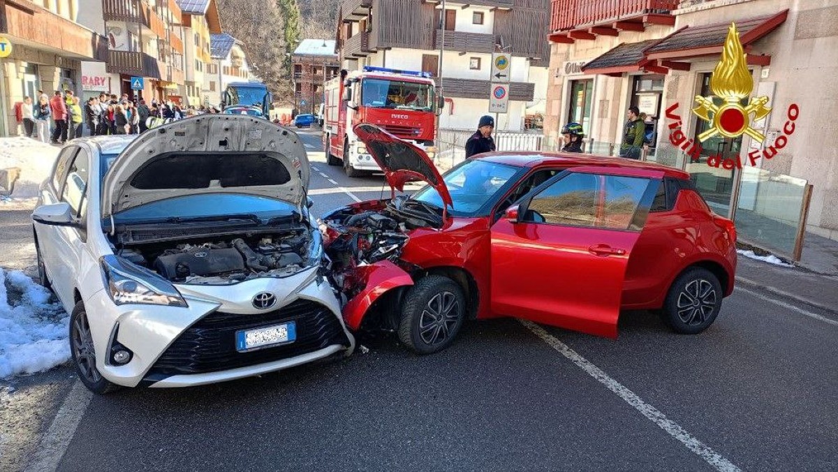 Tremendo scontro tra auto: due feriti in ospedale - 