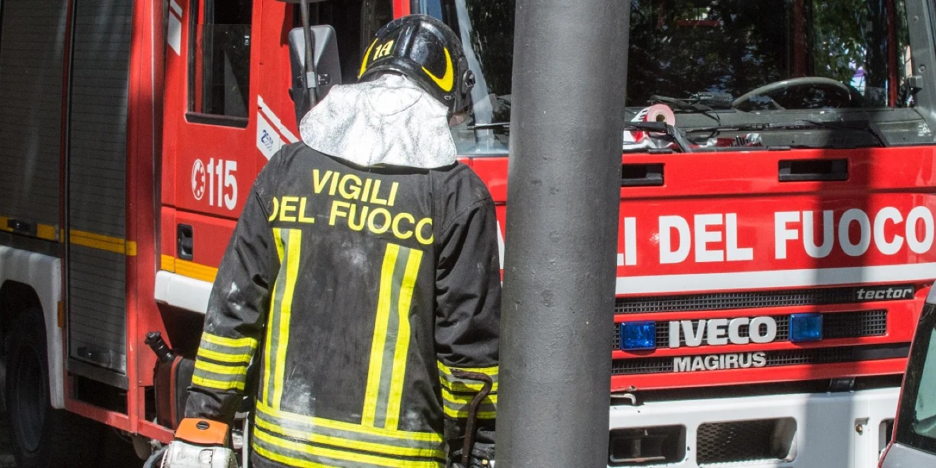 Fiamme dal balcone al tetto: colonna di fumo visibile a chilometri - 