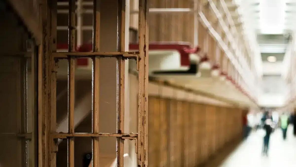 Violenza in carcere: detenuto spegne una sigaretta sul viso di un agente - 