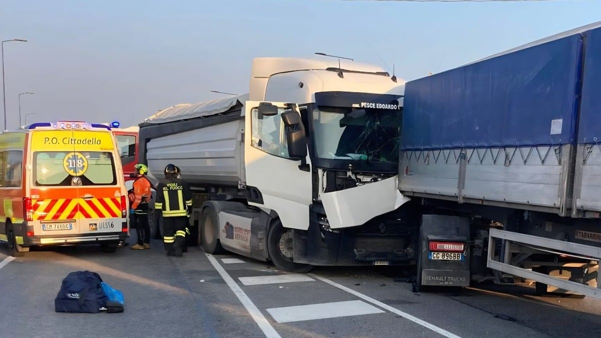 Scontro frontale tra due autocarri: un conducente incastrato in cabina - 