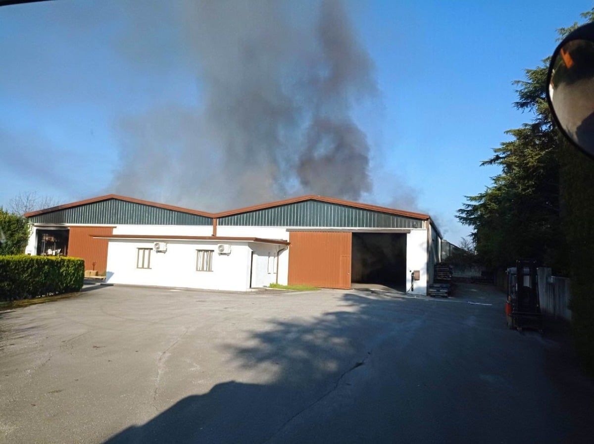 Incendio in un capannone in Friuli: densa colonna di fumo visibile a distanza - 