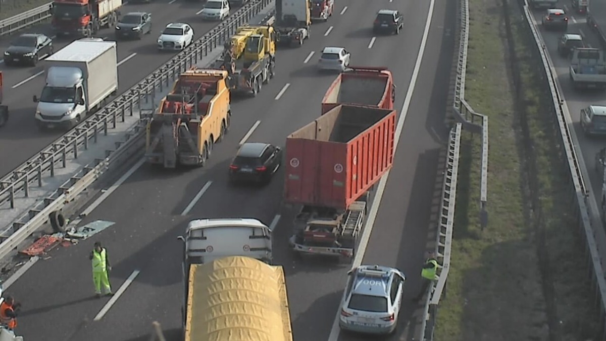 Ancora uno scontro tra camion sull'A4: un ferito, tratto chiuso - Frame webcam Autostrada A4