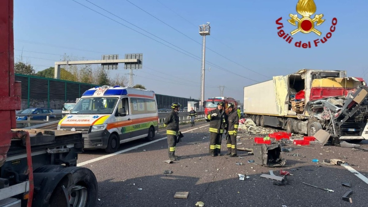 Due incidenti sull'A4: autisti estratti, autostrada bloccata per ore - Le immagini di un incidente sull'A4