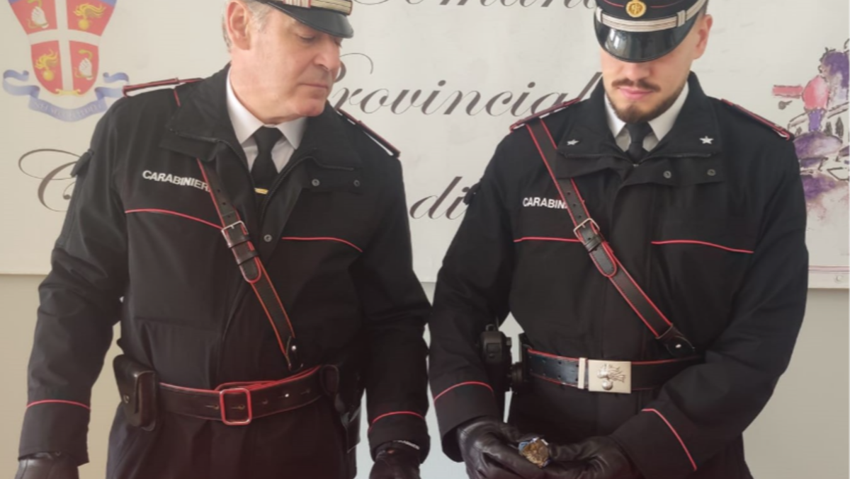 Udine: lancia una pietra contro un’auto, poi la scoperta durante la perquisizione - La scoperta durante la perquisizione