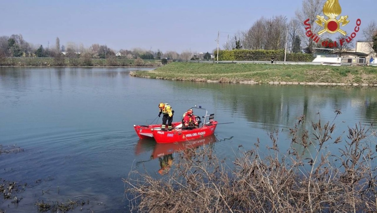 Emerge un cadavere dal fiume: recuperato il corpo di un uomo - 