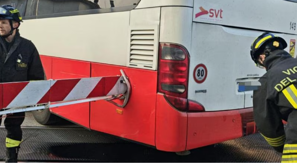 Autobus pieno di studenti bloccato sui binari al passaggio a livello - Le immagini dei Vigili del fuoco