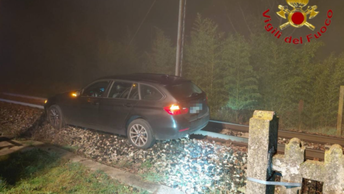 Non si accorge del passaggio a livello e imbocca i binari: auto rimane bloccata | VIDEO - 