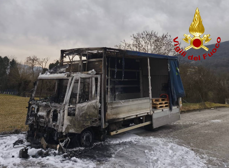 Le immagini dell'incendio