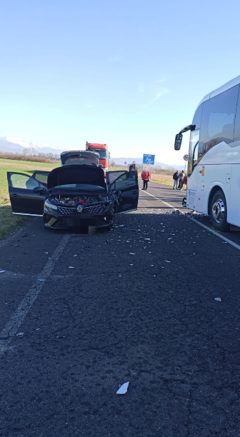 Lo schianto tra l'auto e il bus