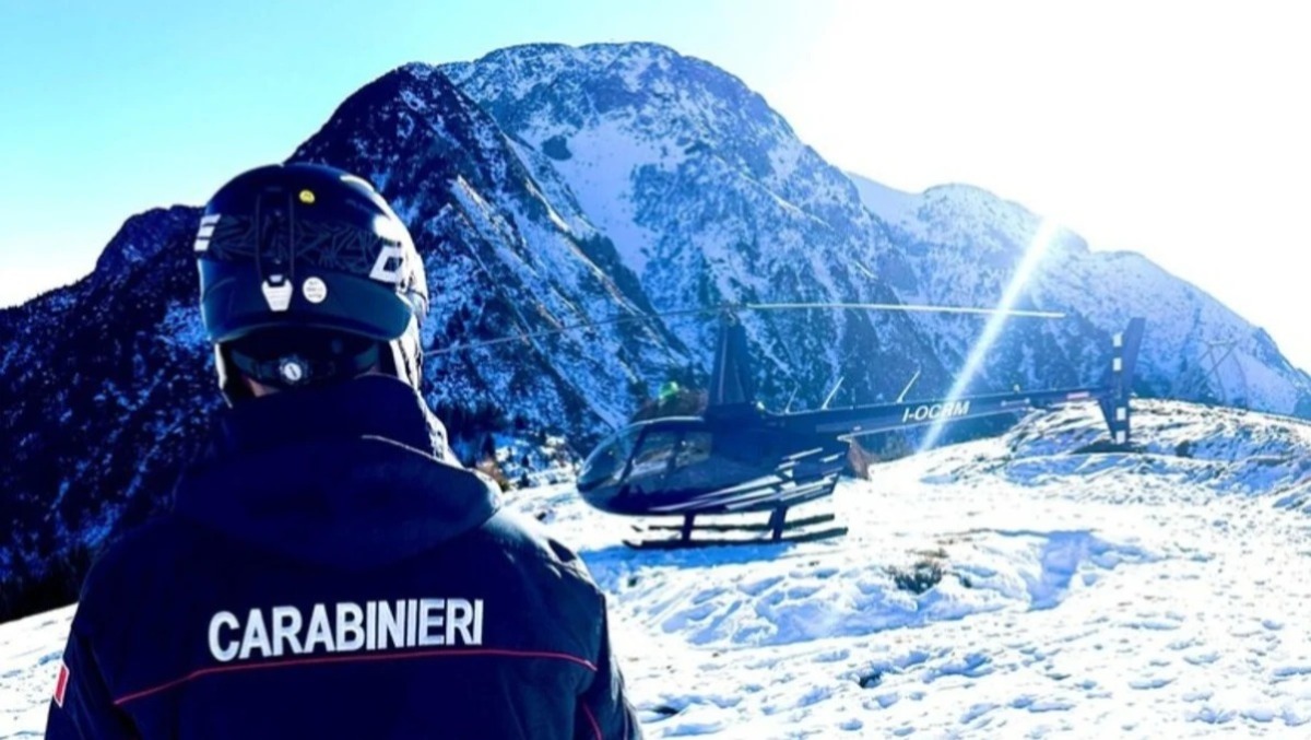 Viola i domiciliari per andare a sciare: fermato durante una pausa in rifugio - 