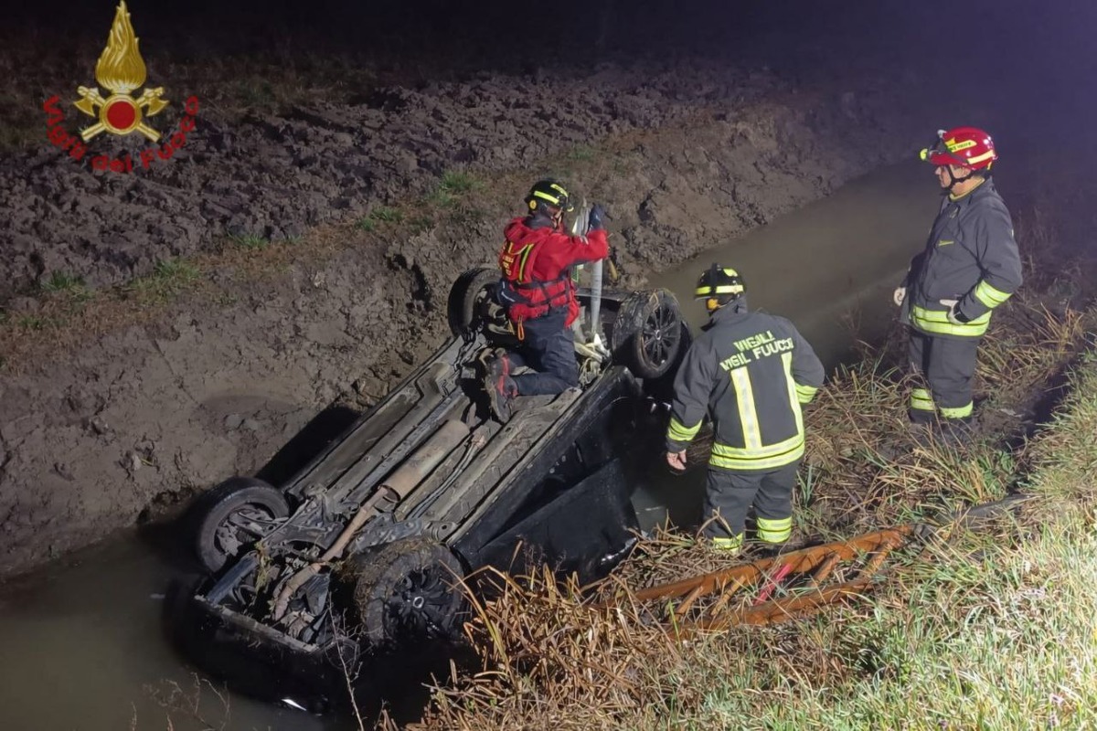 Esce di strada e finisce con l’auto nel canale d’acqua | FOTO - Le immagini dell'incidente