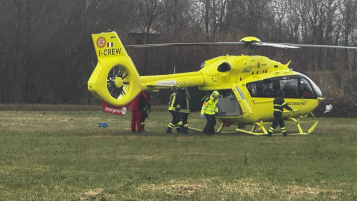 Incidente all’incrocio, una donna intrappolata tra le lamiere: elitrasportata d’urgenza a Udine - 