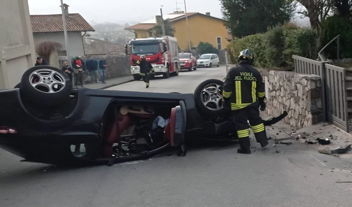 Perde il controllo dell'auto e si ribalta davanti ai pedoni, momenti di paura a Gemona - 