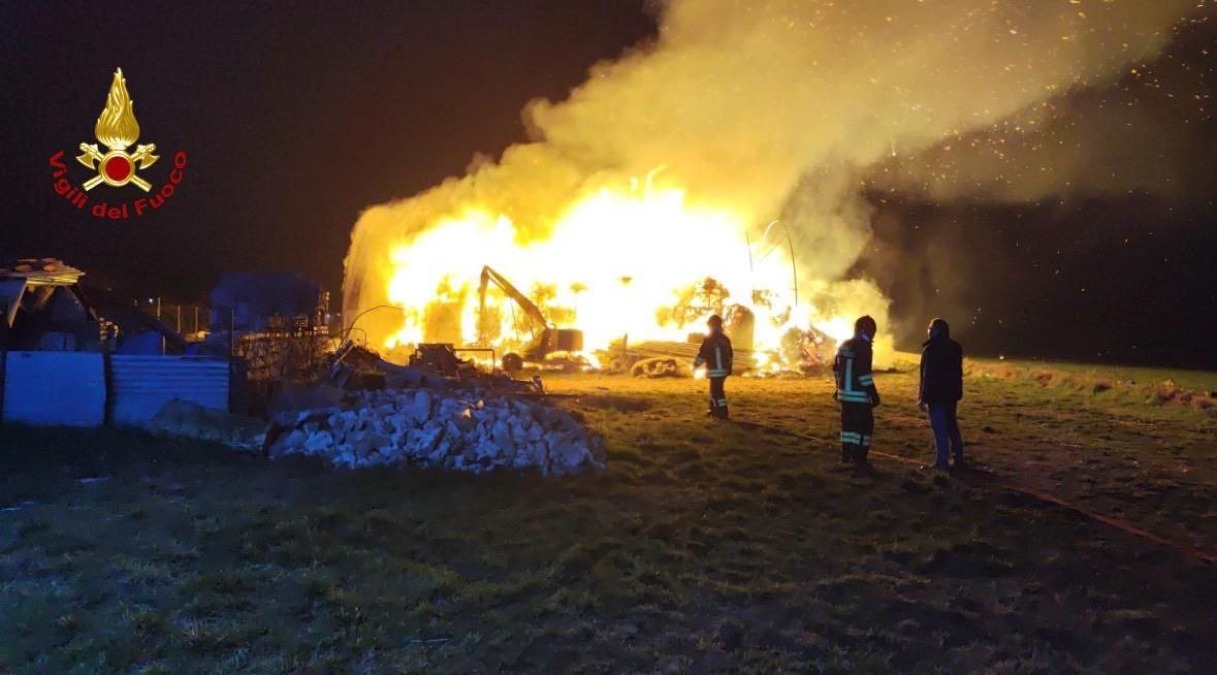 Pauroso incendio, in fiamme un fienile vicino alle case - 