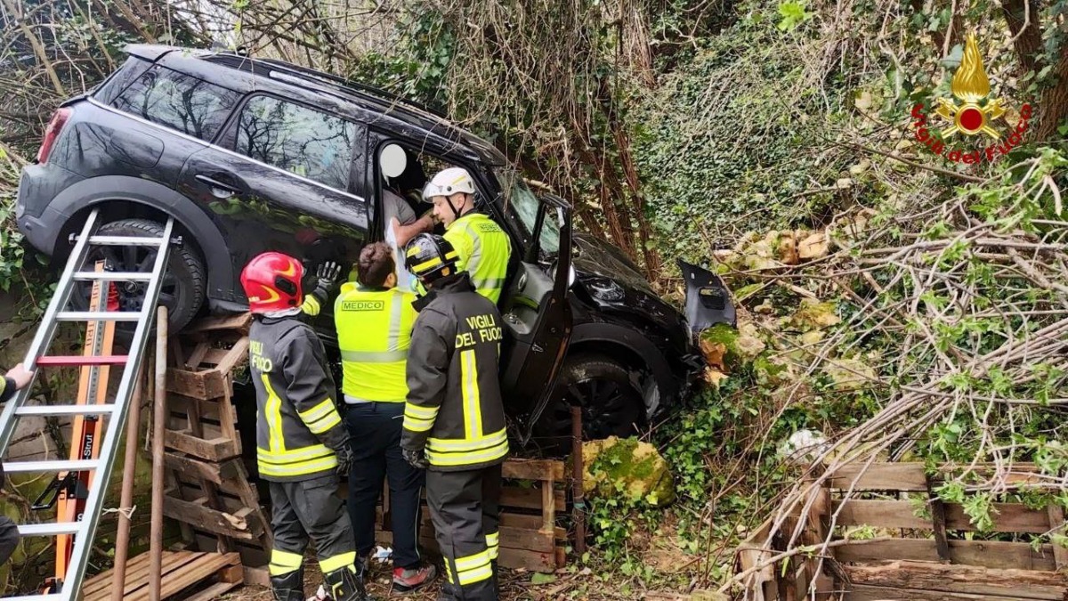 Auto precipita per 30 metri: quattro persone estratte dai vigili del fuoco 