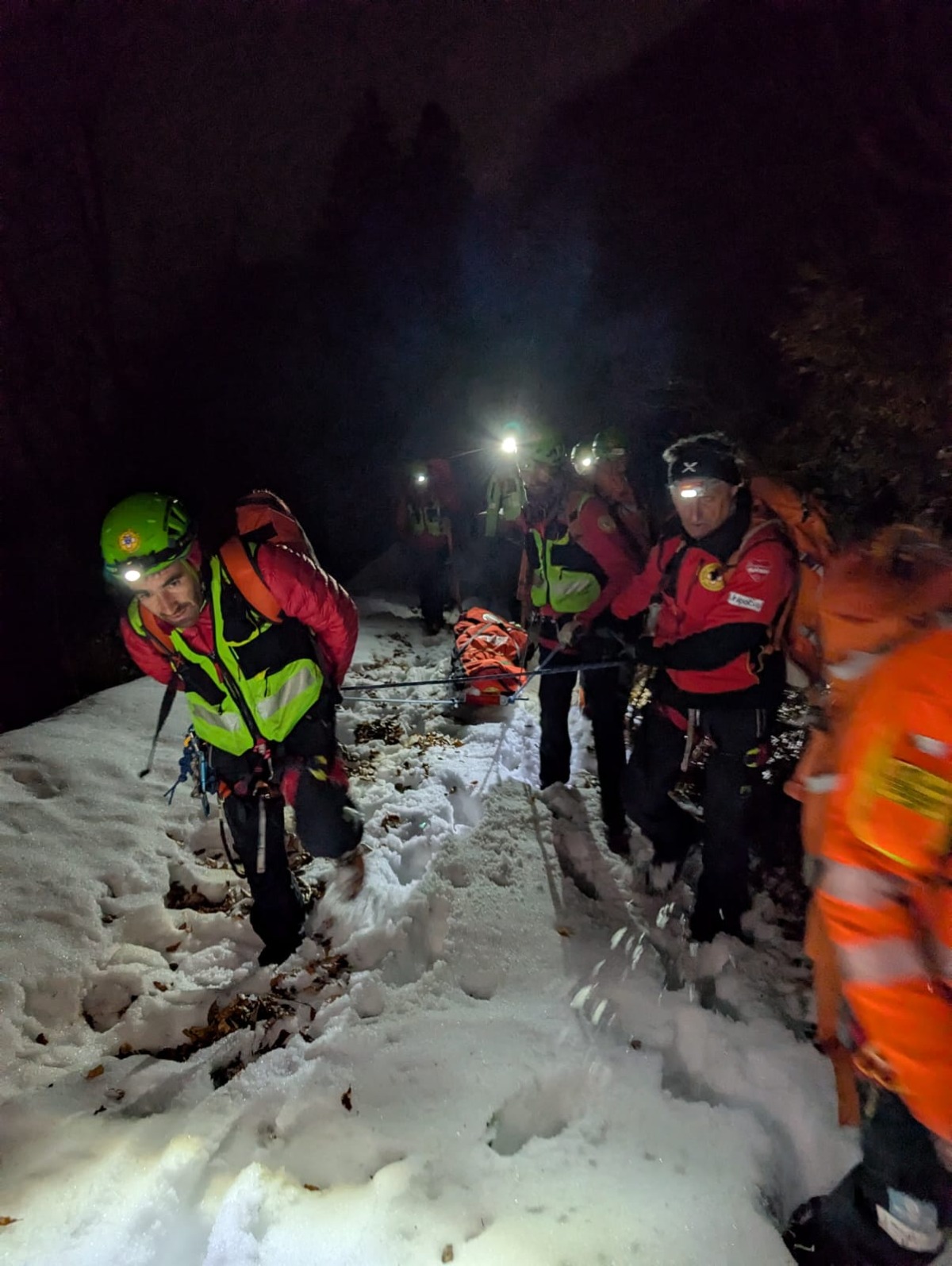 Precipita col parapendio: ritrovato al buio con una gamba rotta - 