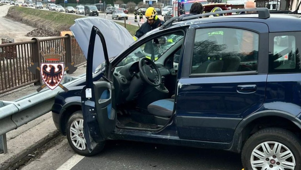 Sbanda con l'auto e si schianta sul guardrail: conducente ferito - 