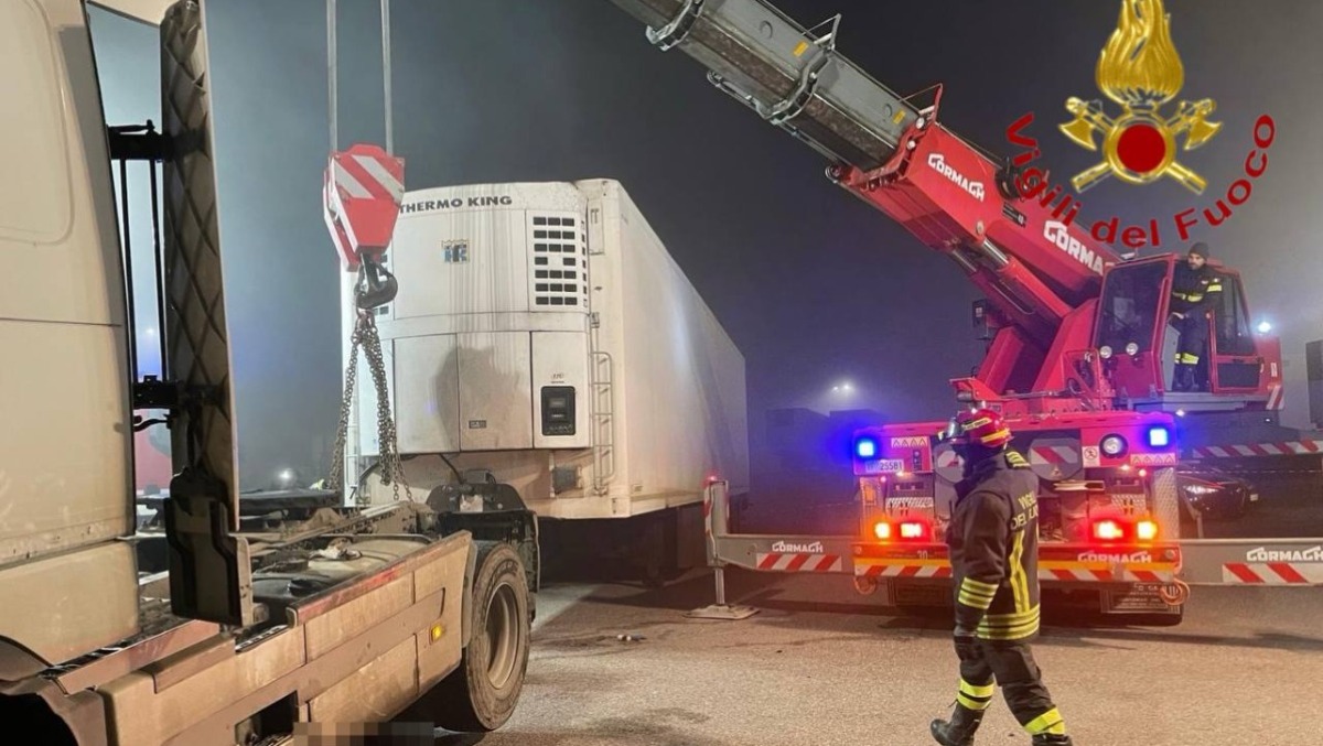 Muore travolta da un camion mentre lavora: cos'è successo - 