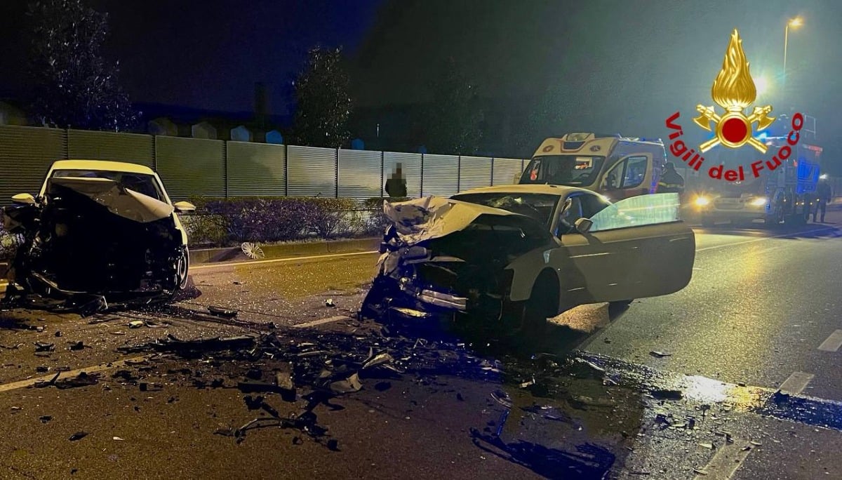 Tremendo frontale tra due auto: conducenti feriti