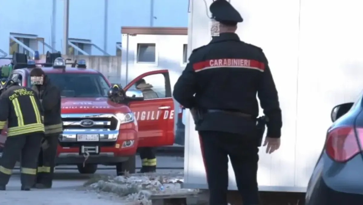 Operaio travolto dai pannelli caduti da una gru: è grave - 