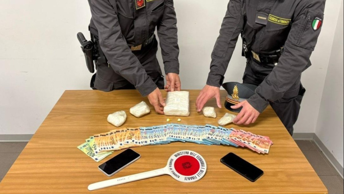 Nascondeva quasi un chilo di cocaina in garage: pusher in arresto - 