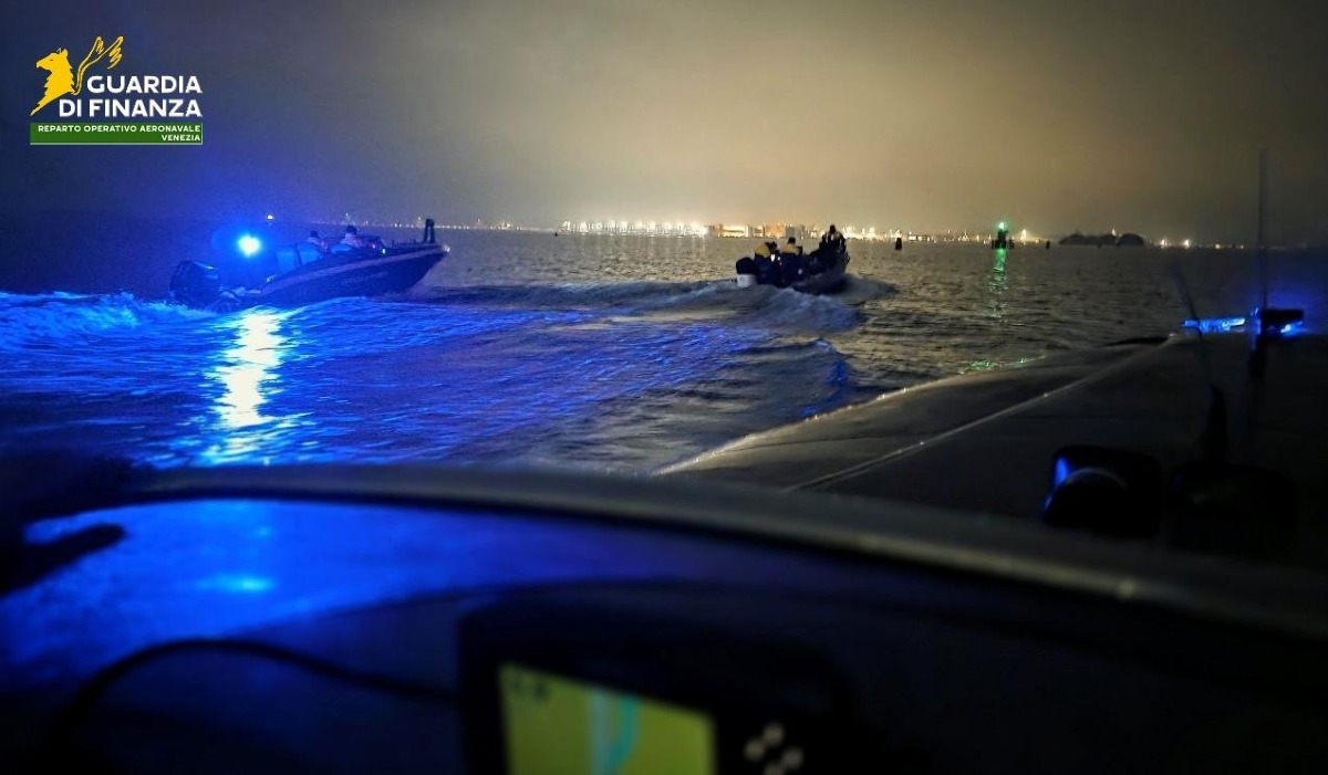 Folle inseguimento in laguna: fermato motoscafo con 400kg di vongole - 