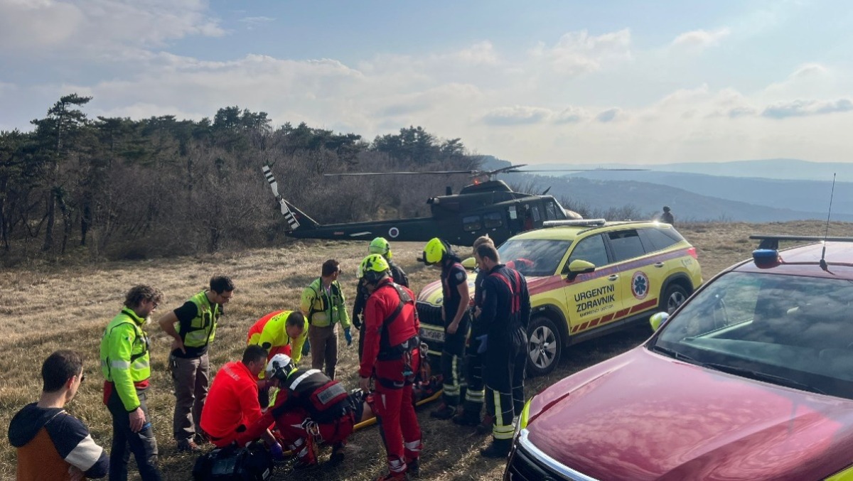 Precipita col parapendio e si rompe una gamba: recuperato con l'elicottero | FOTO - 